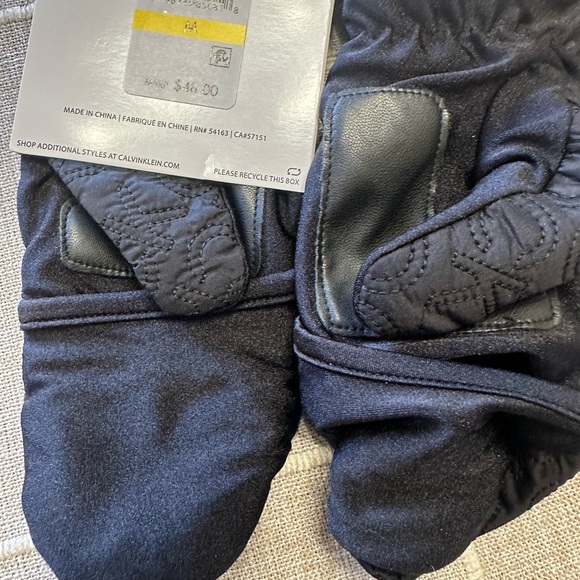 Calvin Klein Black Quilted Mittens size medium NWT - Picture 2 of 4